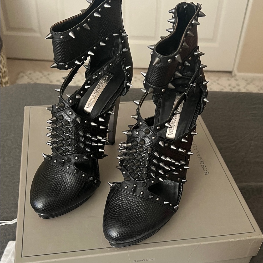 BCBG Hersh black leather stud heels Studded size 8 - Picture 3 of 11